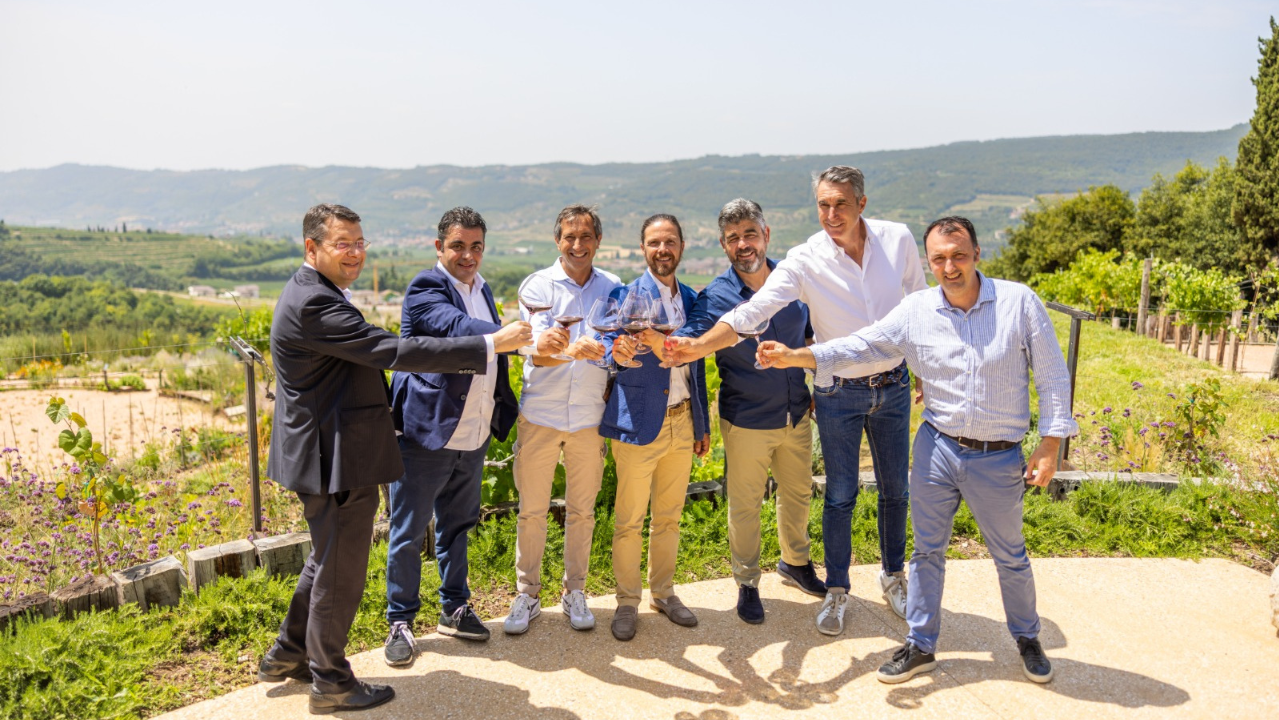 Da sinistra: Tommaso Zanini (Ripa della Volta), Luca Gaudiano (La Collina dei Ciliegi e Ca’ del Moro Wine Retreat), Francesco Montresor (Ripa della Volta), Andrea Pernigo (Agricola Pernigo e Ripa della Volta), Diego Zecchini (Ristorante La Cru e Villa Balis Crema), Ettore Nicoletto (Angelini Wines & Estates – Bertani), Giovanni Casati (Costa Arènte - Le Tenute del Leone Alato).